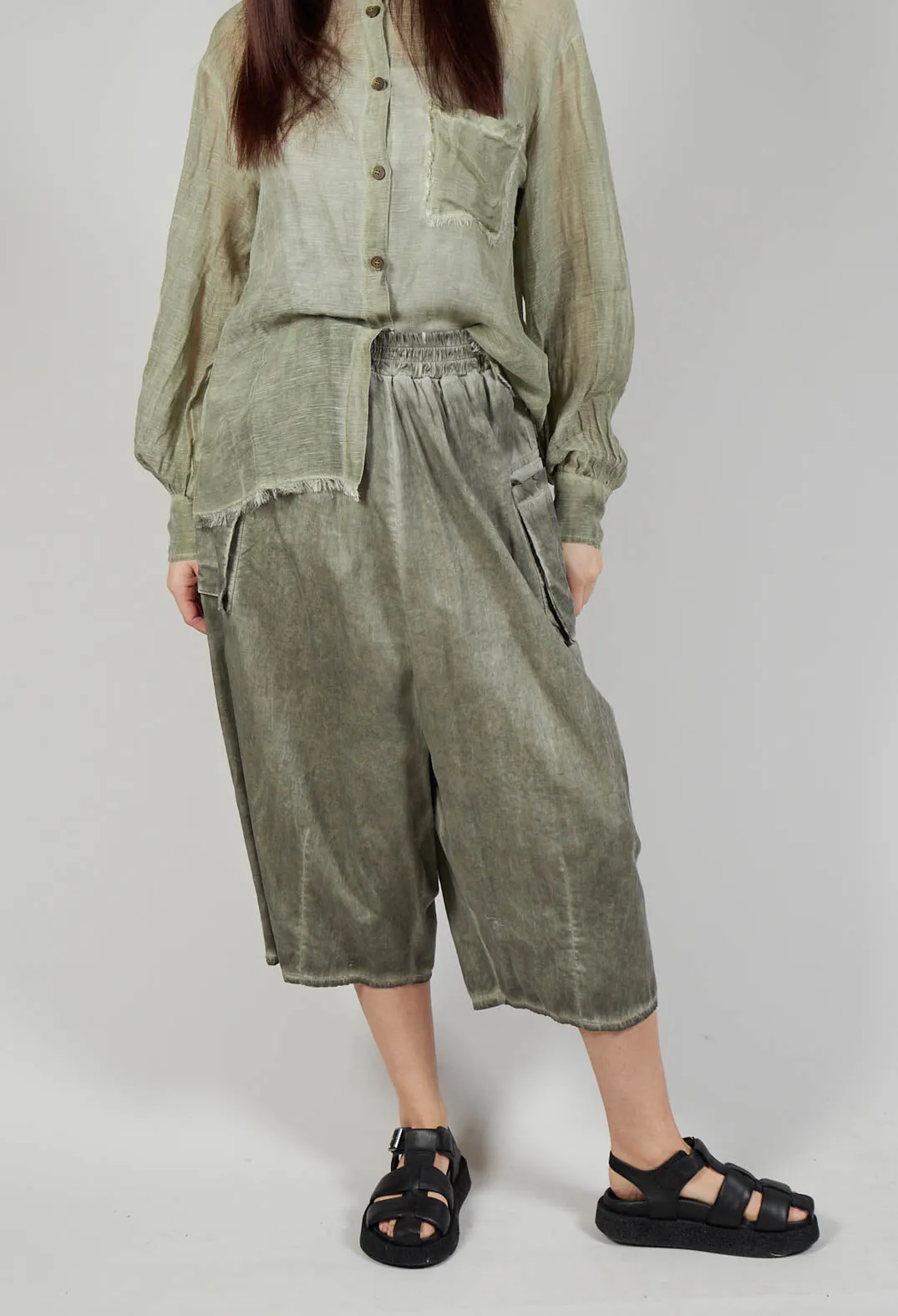 Wide Leg Capri Trousers in Cotone Tinto Freddo Olive